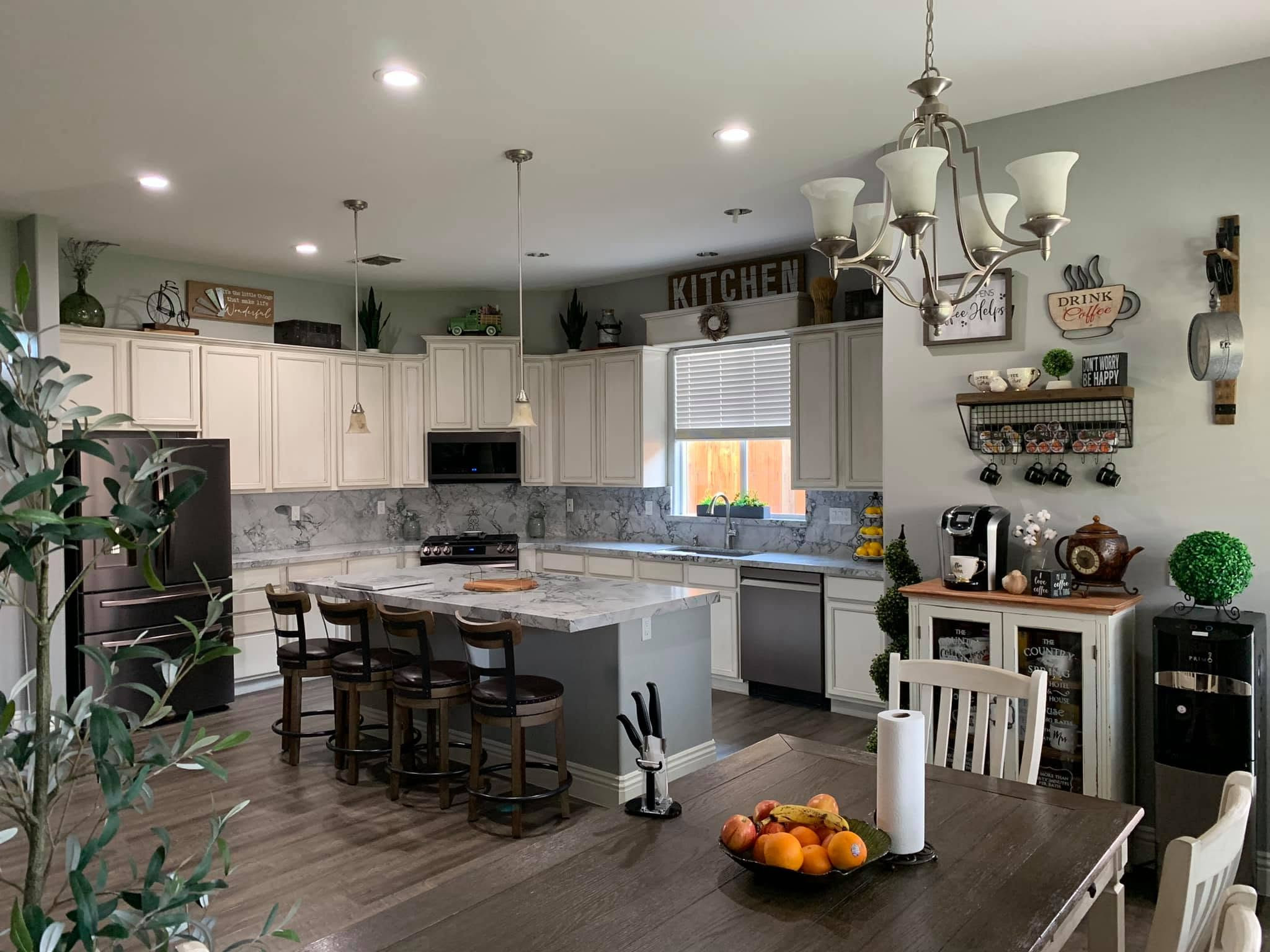 Kitchen with full marble backsplash